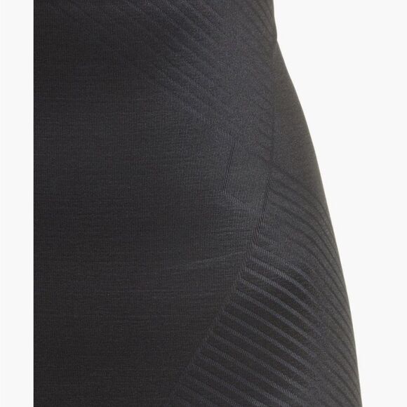 SPANXshape ™ Invisible High Waist Mid Thigh Shorts Medium $78 - Picture 4 of 5